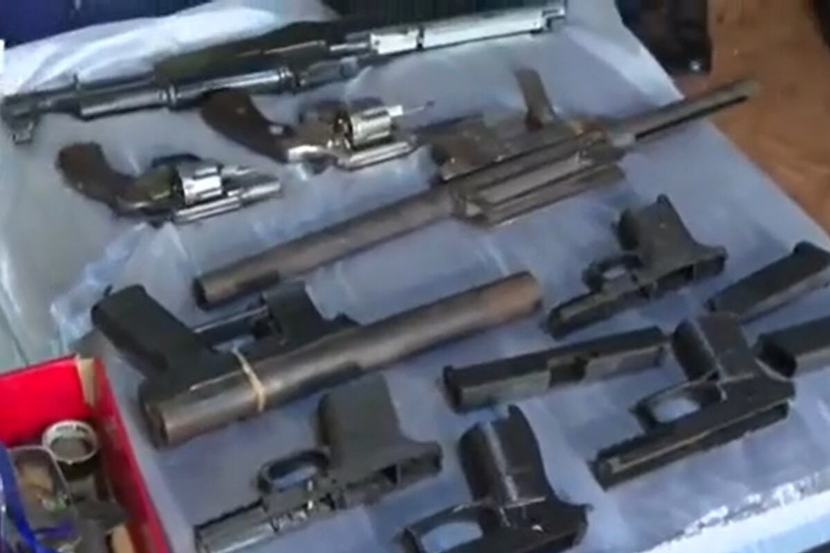 Tres extranjeros son acusados de fabricar armas y falsificar tarjetas de propiedad. (Foto: Captura/Canal N)
