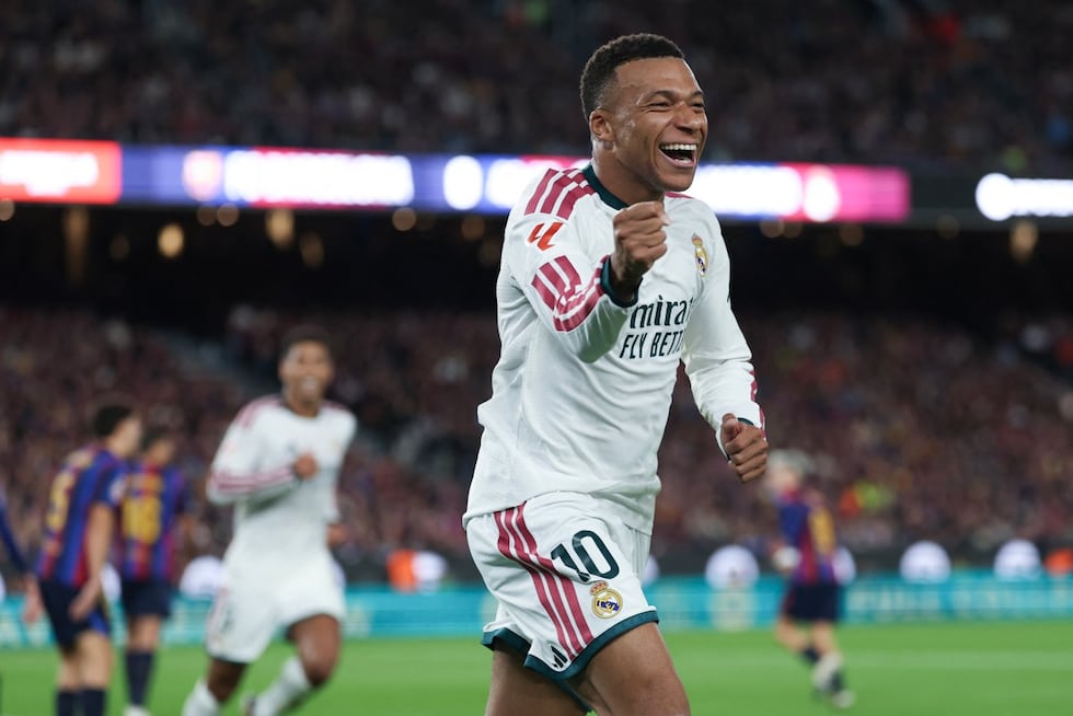 El balón impactó en la humanidad de Kylian Mbappé tras el fallido rechazo de Gerard Martín y Real Madrid se puso arriba en el marcador. (Photo by Lluis GENE / AFP)