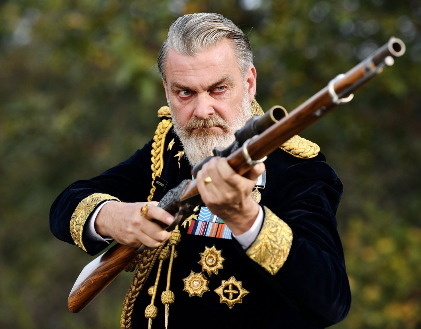 Ray Stevenson como el gobernador Scott Buxton en la película "RRR" (Foto: Netflix)