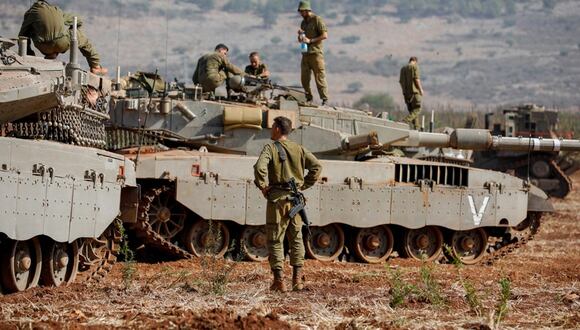 Soldados israelíes participan en un simulacro militar a bordo de tanques Merkava cerca de la frontera con el Líbano en la región de la Alta Galilea en el norte de Israel el 24 de octubre de 2023 en medio de un creciente fuego transfronterizo entre Hezbolá e Israel | Foto: JALAA MAREY / AFP