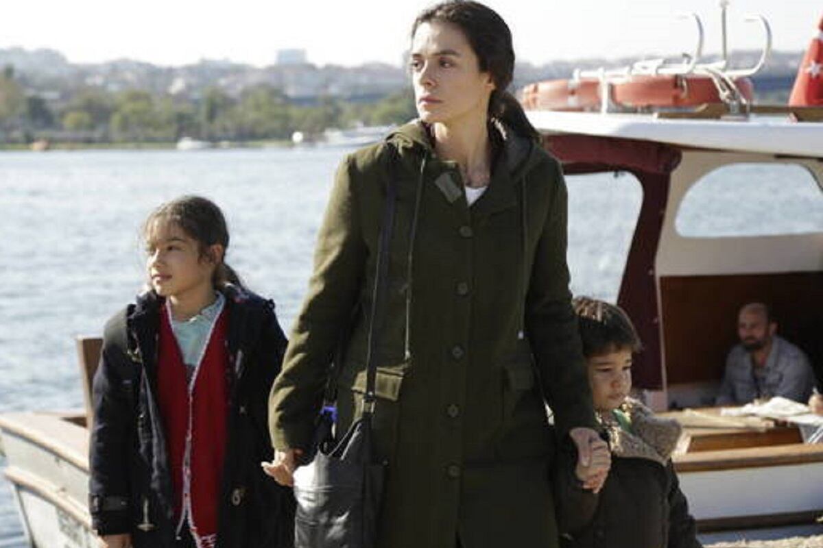 Bahar con sus hijos Nisan y Doruk en la telenovela "Mujer" (Foto: Fox Turquía)