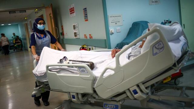 Reino Unido registra 77 muertos por coronavirus en un día y el total de fallecidos sube 40.542 