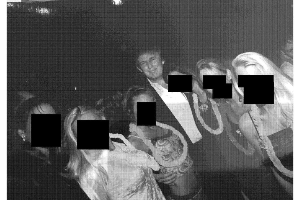 Fotografía sin fecha específica de toma publicada por los demócratas del Comité de Supervisión de la Cámara Baja (Oversight Dems) del presidente de los Estados Unidos, Donald Trump (i), hablando con una mujer junto a Jeffrey Epstein. Foto: EFE/Oversight Dems