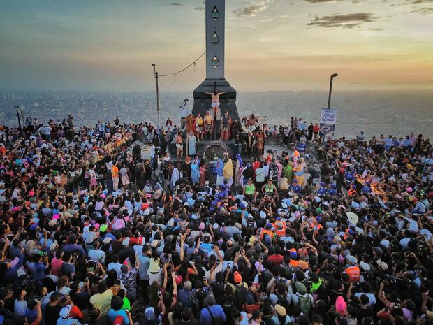 Escenificación del Vía Crucis en el cerro San Cristóbal por Viernes Santo. Foto: Antonio Melgarejo/ @photo.gec