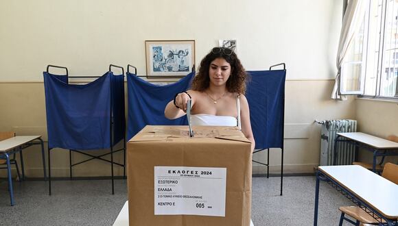 Una chipriota que vive en Grecia vota para las elecciones europeas en un colegio electoral en la ciudad de Salónica, en el norte de Grecia, el 9 de junio de 2024. (Foto de Sakis MITROLIDIS / AFP)