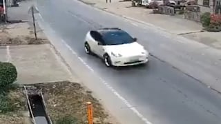 Un auto Tesla iba a estacionar en piloto automático pero aceleró y mató a dos personas en China | VIDEO