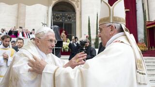 Benedicto XVI y Francisco, dos papas en un mismo altar