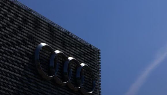 El logotipo de Audi se ve fuera de un concesionario de automóviles Audi en Bruselas, Bélgica, 1 de junio de 2023