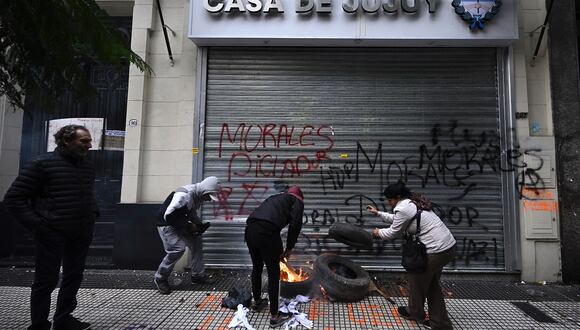 Manifestantes prenden fuego a la puerta del Consejo Provincial de Jujuy en Buenos Aires, Argentina, el 20 de junio de 2023, durante una protesta contra el gobernador Gerardo Morales. (Foto de Luis ROBAYO / AFP)