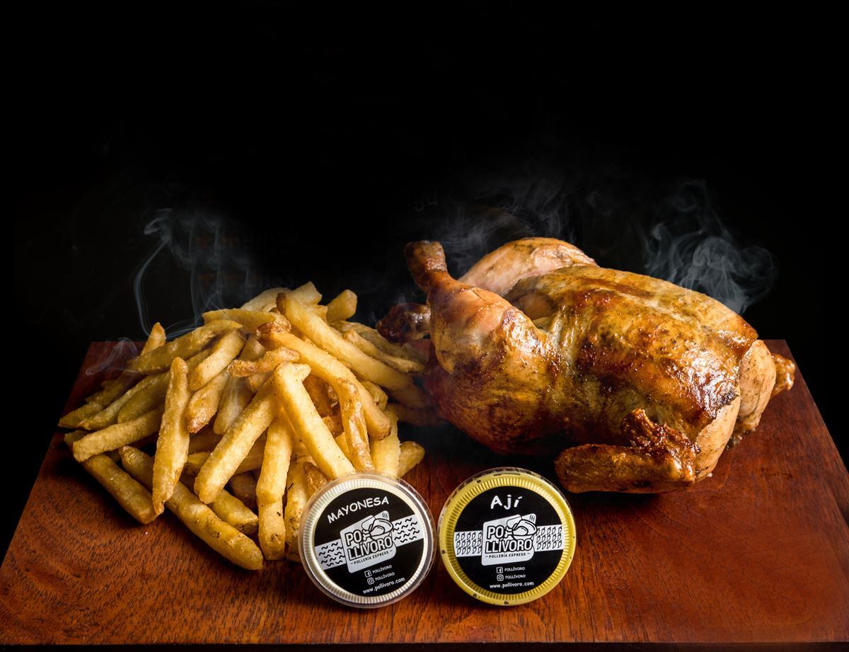 Pollívoro ofrece la promoción de 1 pollo entero más una caja de papas y las cremas.
