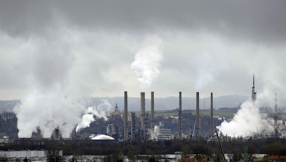 El humo sale de las chimeneas de una fábrica petroquímica el 3 de diciembre de 2009 en Feyzin, cerca de Lyon, en el este de Francia. (Foto referencial de Philippe DESMAZES / AFP)