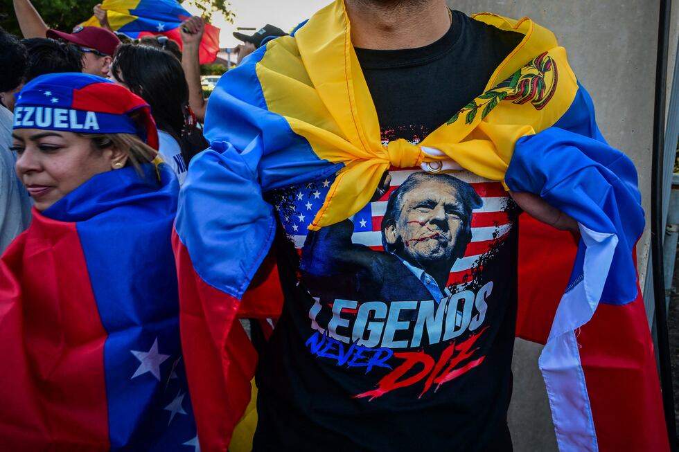 Reacciones de la población ante la noticia de la captura de Nicolás Maduro, en Doral, Florida, cerca de Miami, el 3 de enero de 2026. (Foto de GIORGIO VIERA / AFP).