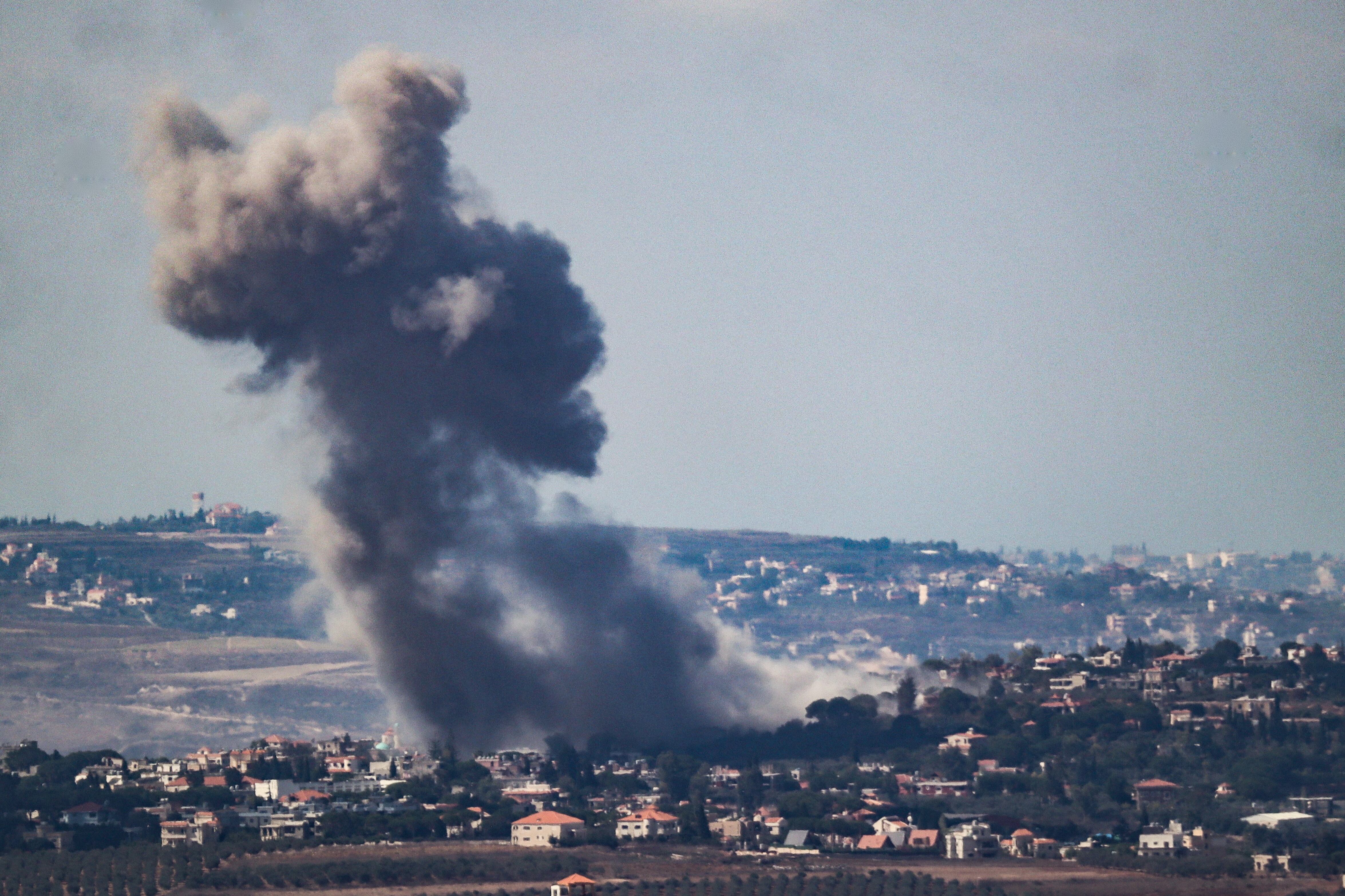 El humo tras un ataque aéreo de Israel en la aldea fronteriza de Zawtar, en el sur del Líbano, el 29 de septiembre de 2024. (Foto de Rabih DAHER / AFP).