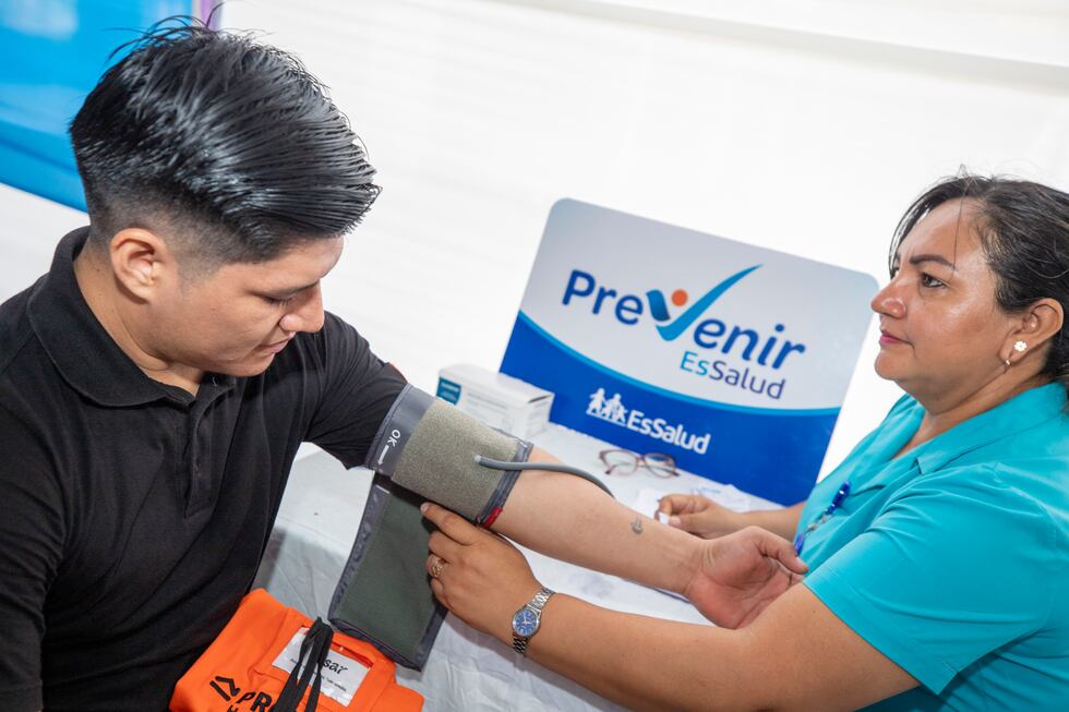 EsSalud lleva chequeos preventivos a centros laborales en 20 regiones del país.