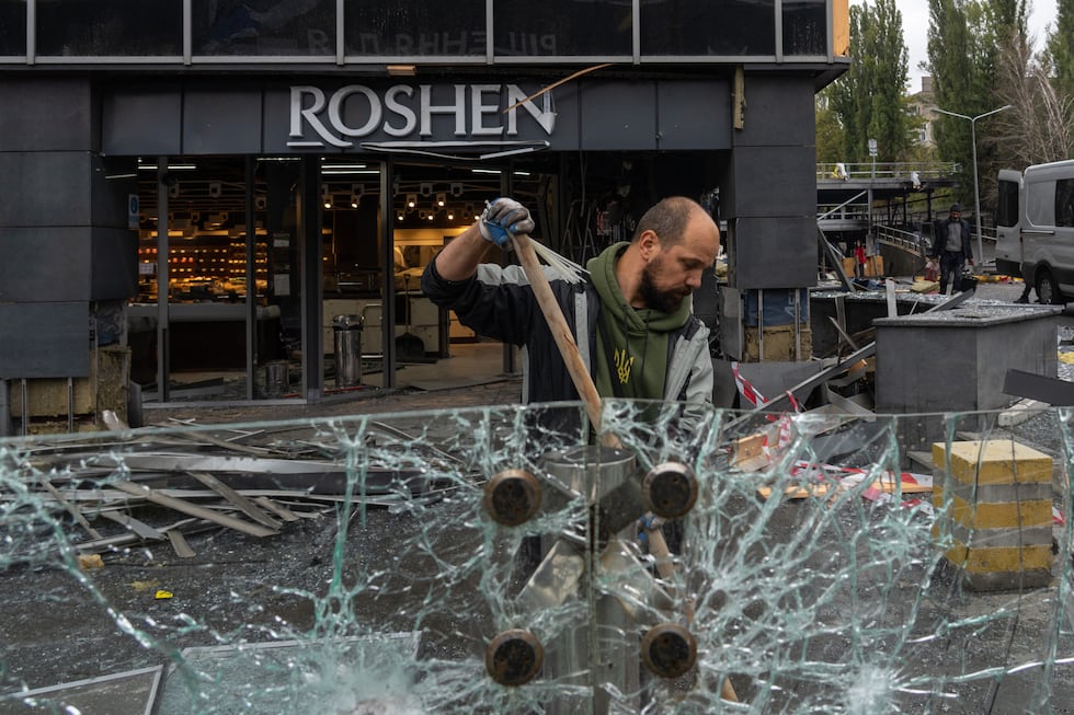 Un hombre retira escombros en el lugar de un ataque aéreo en Kiev el 19 de octubre de 2026, en medio de la invasión rusa de Ucrania. (Foto de OLEKSII FILIPPOV / AFP).
