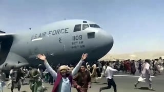 Afganos desesperados se aferran a un avión en el aeropuerto de Kabul y varios caen desde el aire | VIDEO