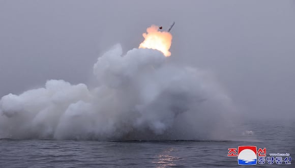 Prueba de fuego del misil de crucero estratégico lanzado desde un submarino "Pulhwasal-3-31" en un lugar no revelado en Corea del Norte, el 28 de enero de 2024. (Foto de KCNA VIA KNS / AFP)