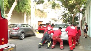 Barranco: Bomberos deben cargar autos para que camiones puedan atender emergencias