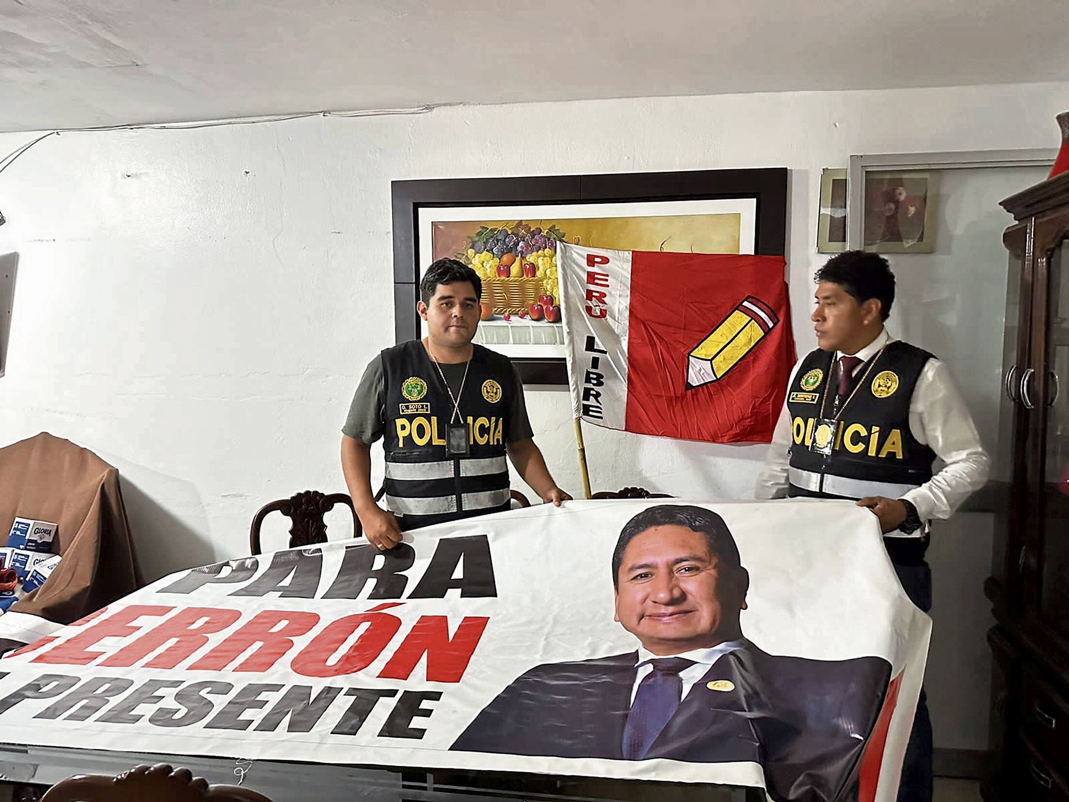 Propaganda de Perú Libre que se encontró en una vivienda de Ventanilla.