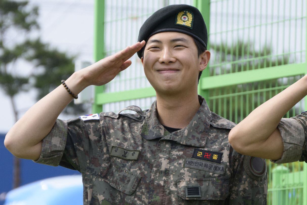 RM, de BTS, se muestra entusiasmado por el regreso del grupo tras el servicio militar. (Foto: Shin Yong-ju / AFP)