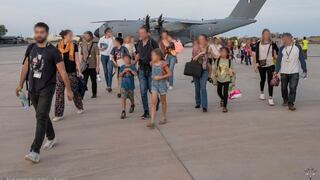 España evacúa a 30 españoles y otros 70 civiles de Sudán por el conflicto