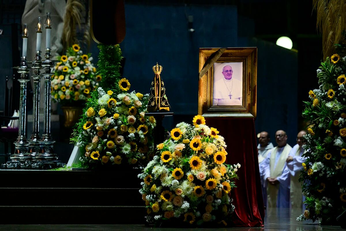 Un retrato del fallecido Papa Francisco se exhibe durante una misa en su honor en la Catedral Metropolitana de Río de Janeiro, Brasil, el 21 de abril de 2025. (Foto de Pablo PORCIUNCULA / AFP)