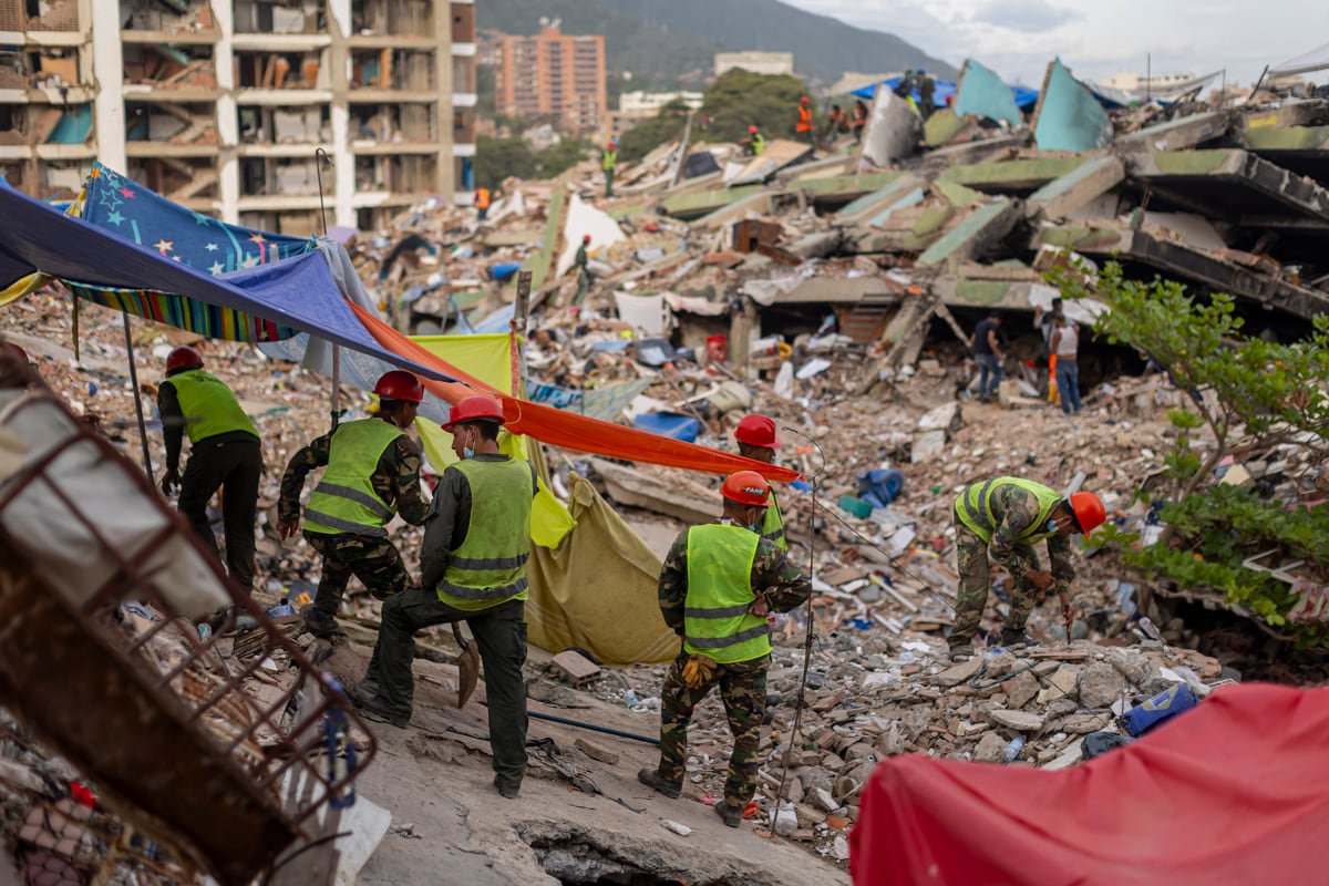 Rescatistas trabajan en una zona con escombros de edificios afectados por el doble terremoto de magnitud 7,2 y 7,5 de hace un mes en Venezuela, en Caraballeda, Venezuela, el 23 de julio de 2026. (Miguel Gutiérrez / EFE)