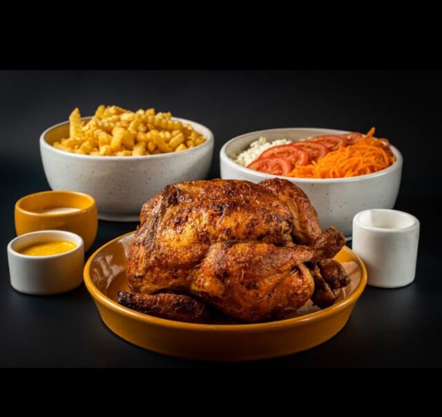 Primos Chicken Bar es una de las pollerías más conocidas de los últimos tiempos. Cuentan con opciones de piqueos y guarniciones para acompañar la comida. (Foto: Primos Chicken Bar / Instagram)