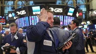 Wall Street se desploma tras advertencia de ingresos de Apple