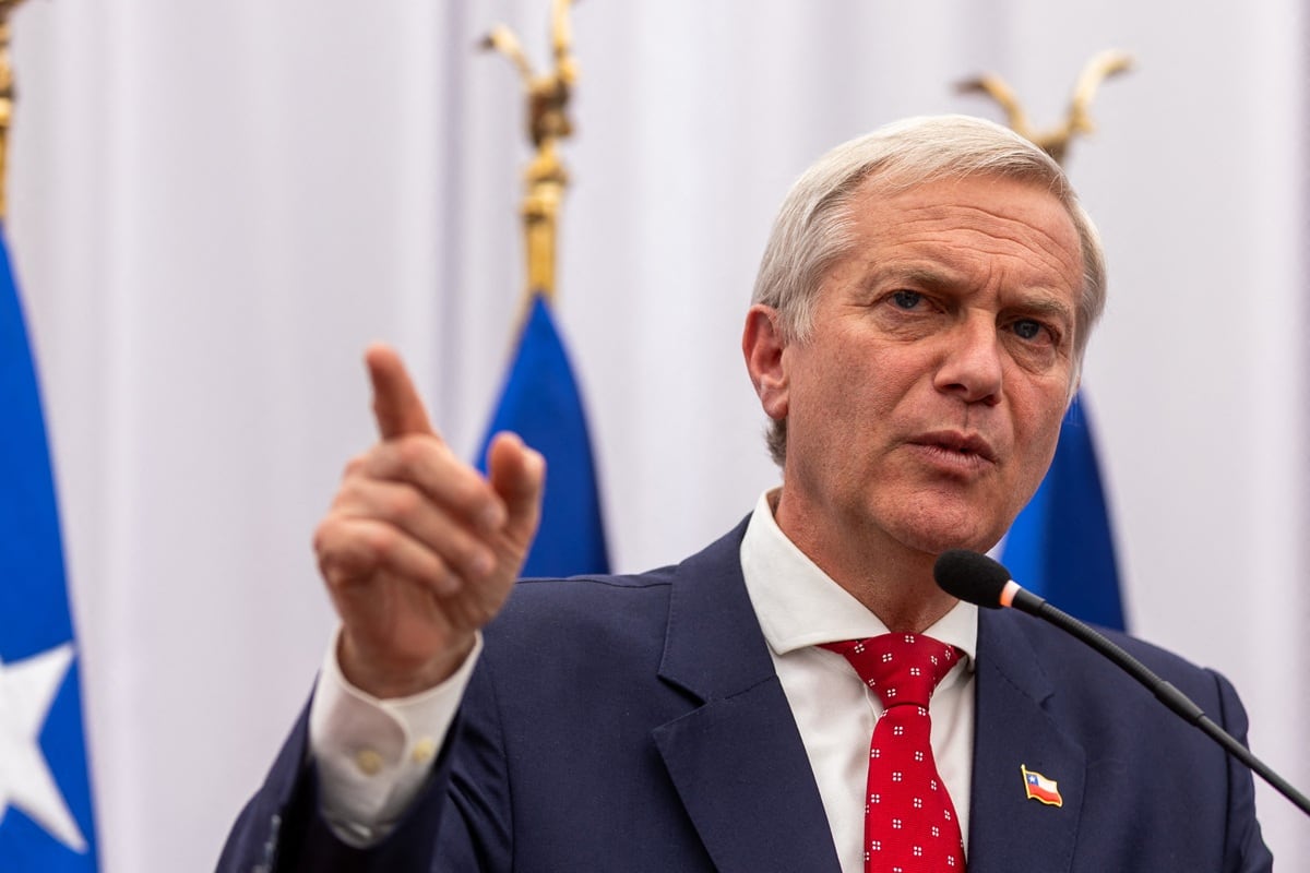 El candidato presidencial chileno José Antonio Kast, del Partido Republicano, habla durante una conferencia de prensa, en su sede de campaña en Santiago, el 29 de octubre de 2025. (Raul BRAVO / AFP)