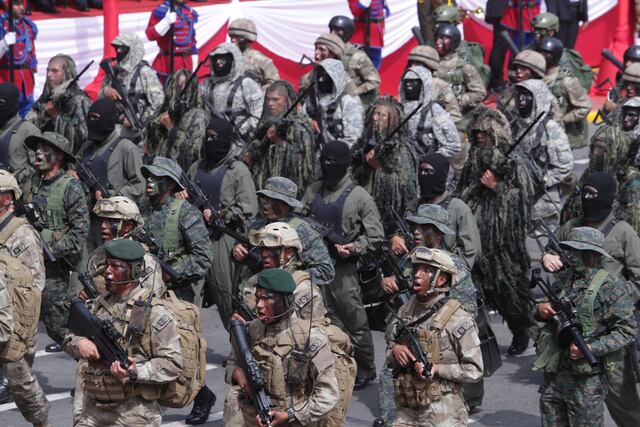 El paso de comandos con el rostro camuflado destacó por su presencia imponente y preparación táctica. Foto: Julio Reaño/@photo.gec