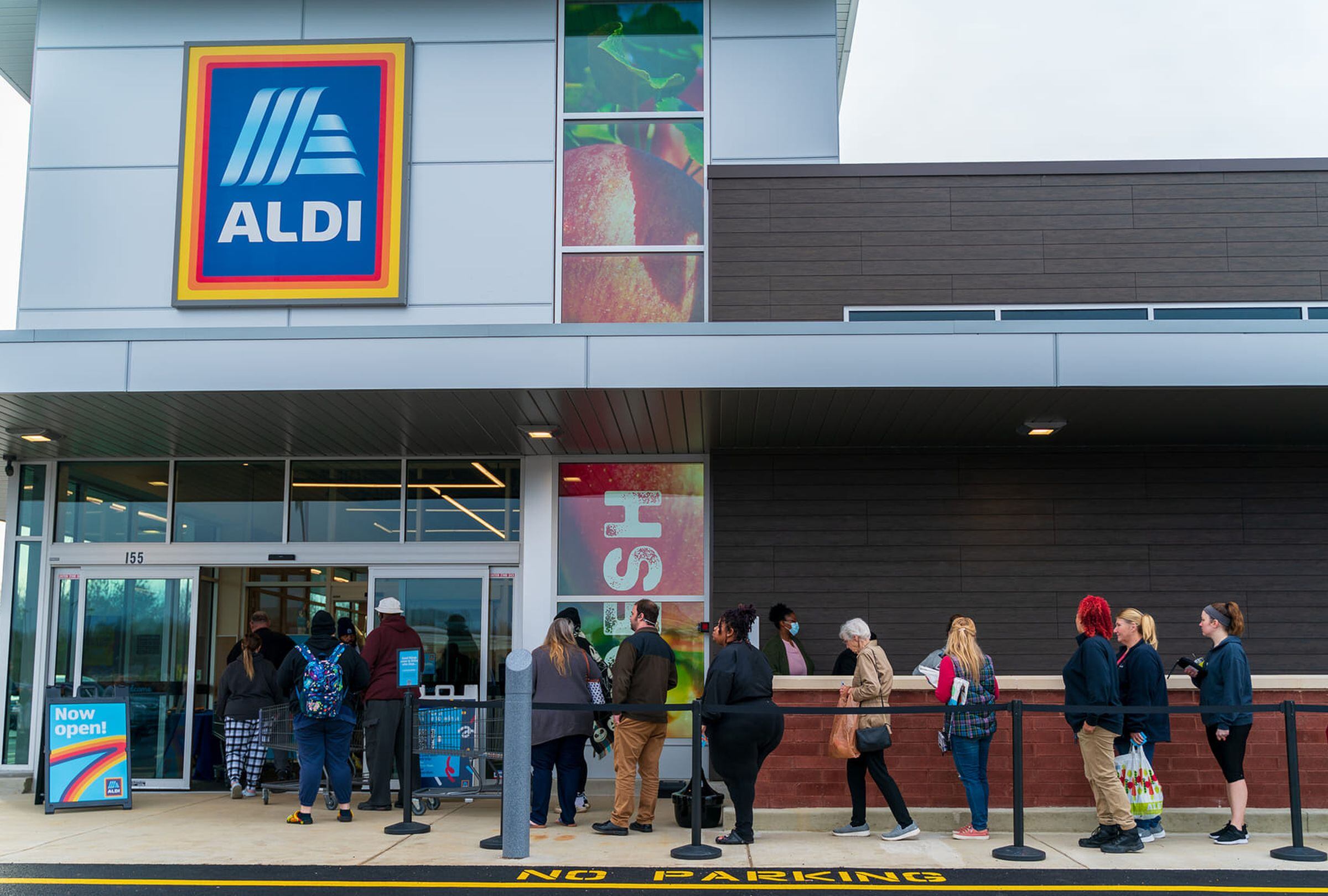 La sala de Aldi atrae a sus clientes, que buscan abastecerse para varios meses (Foto: Aldi/Faceook)