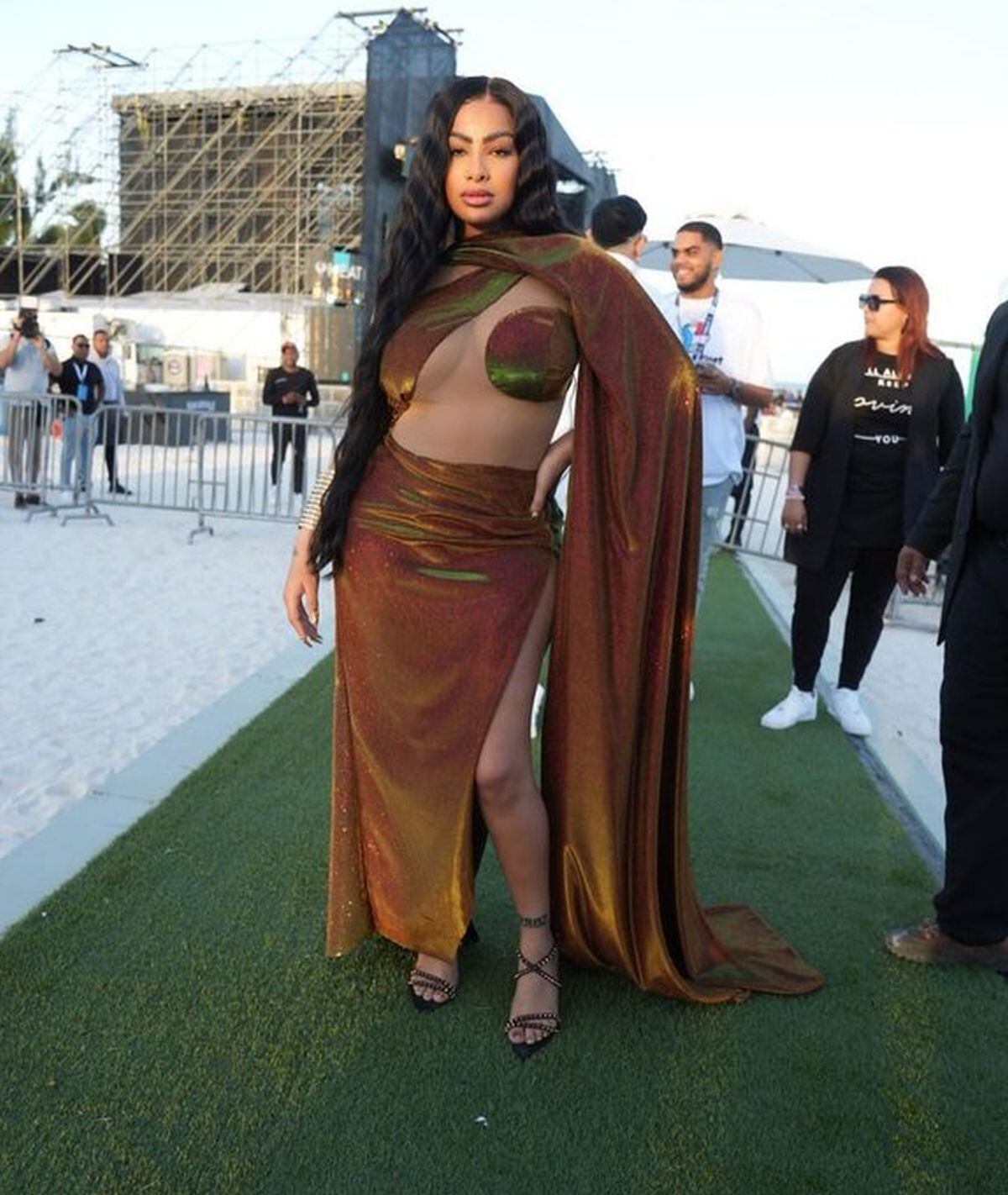 Este fue el look que presentó Yailin durante su performance en los Premios Heat 2023 (Foto: yailinupdates / Twitter)