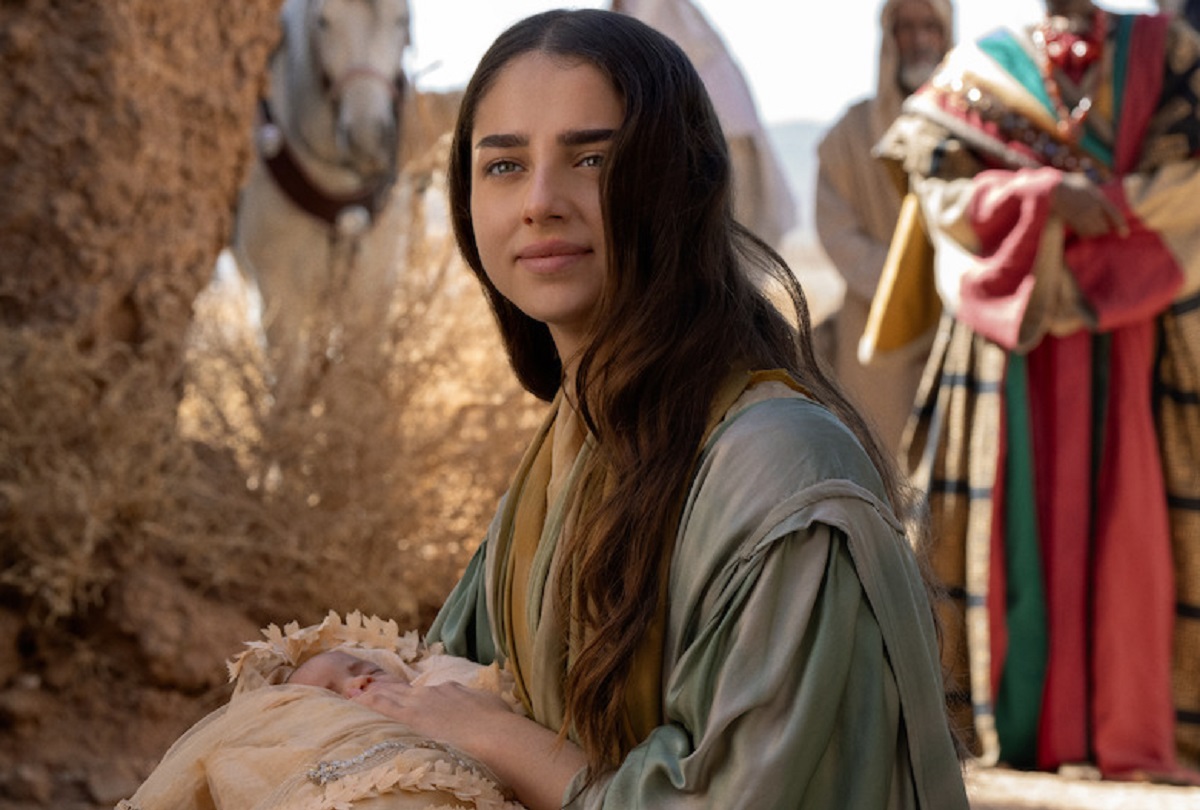 Al final de la película bíblica "María", la protagonista interpretada por Noa Cohen lleva a su hijo al templo (Foto: Netflix)