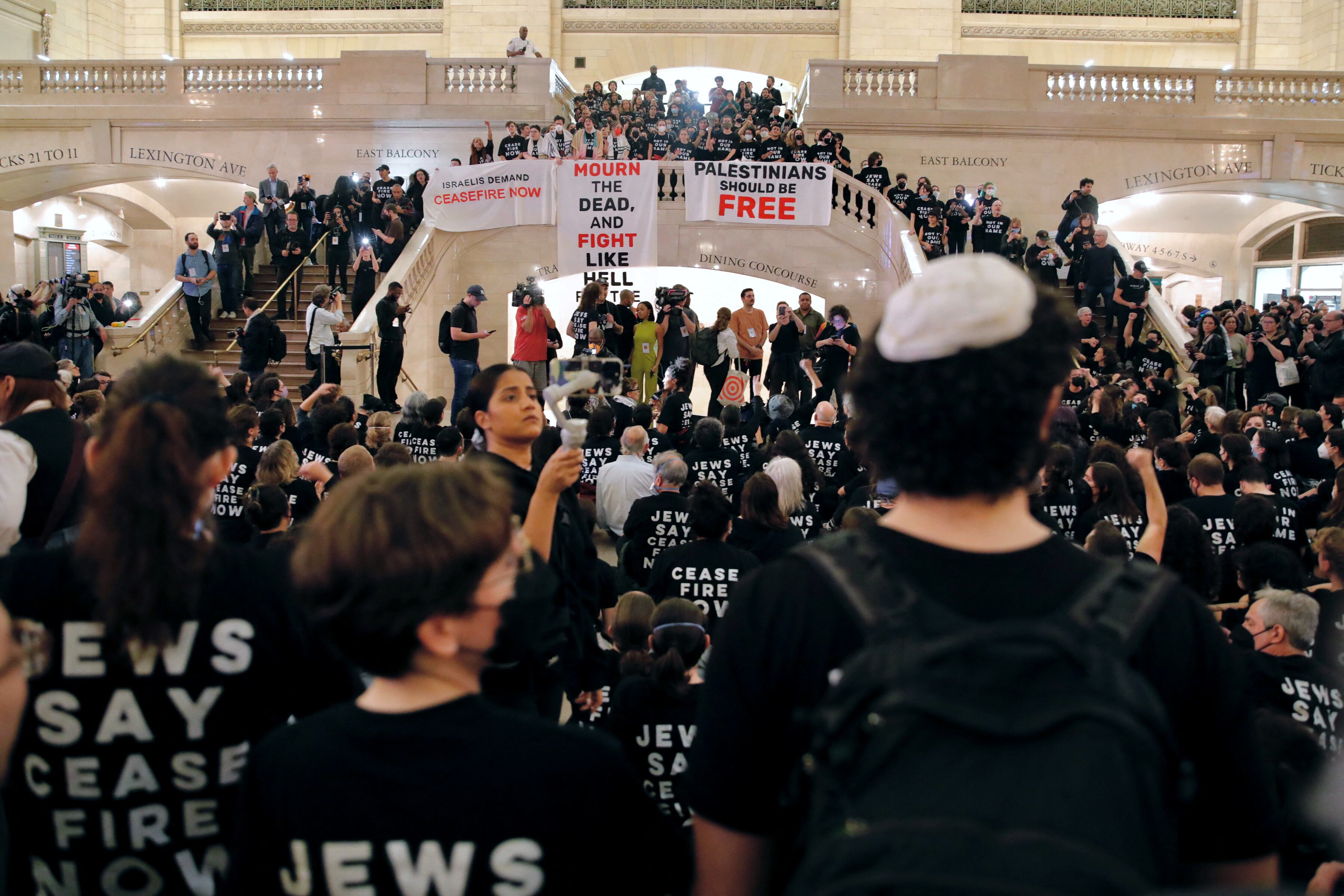 La gente se manifiesta pidiendo un alto el fuego en medio de la guerra entre Israel y Hamás, en la Estación Grand Central de la ciudad de Nueva York el 27 de octubre de 2023. (Foto de Kena Betancur/AFP).