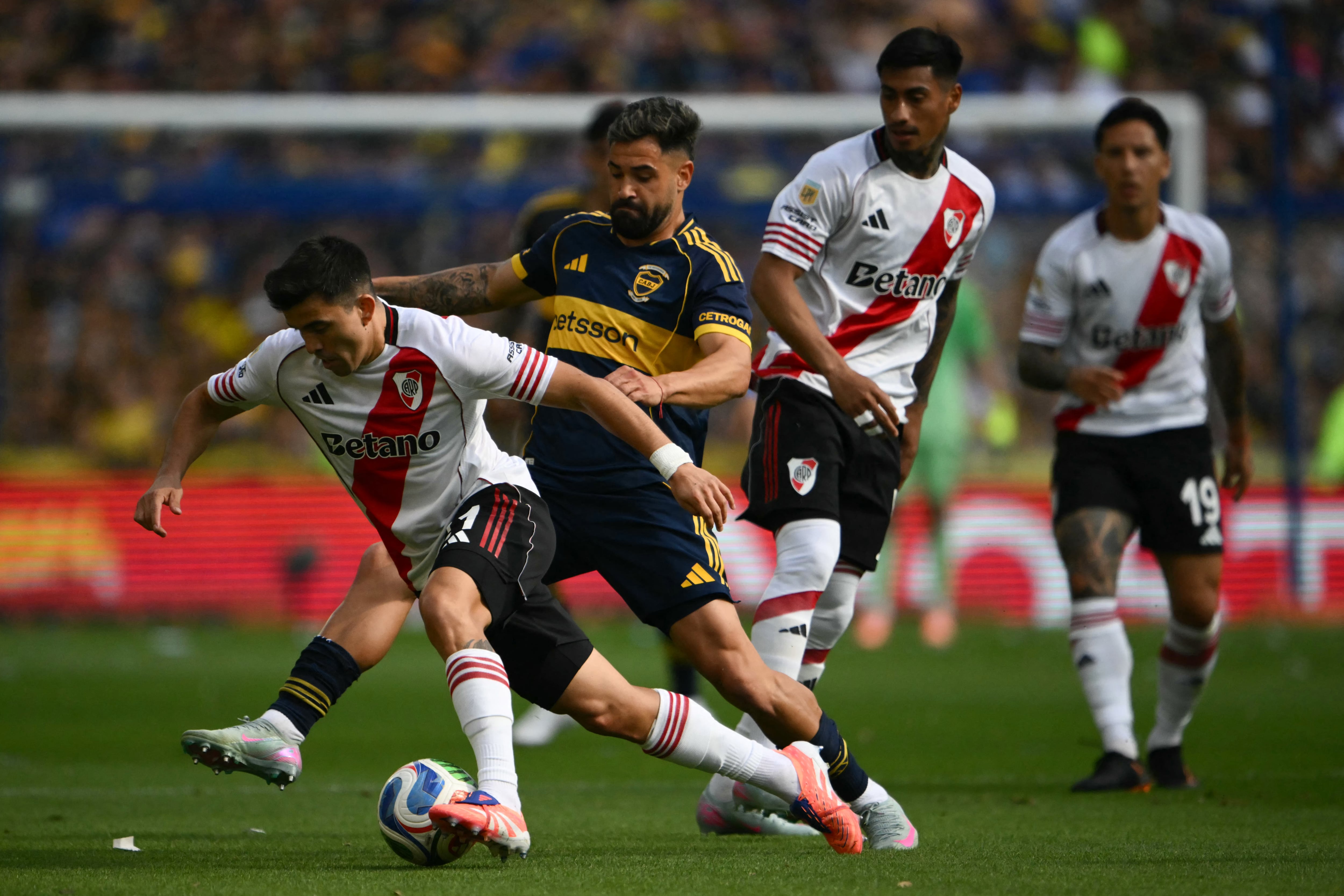 ¿Si Boca sale campeón, River va a la Copa? Todo lo que debes saber de la definición en Argentina (Photo by Luis ROBAYO / AFP)