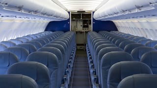 Aerolínea crea objetos con asientos desechados de sus aviones