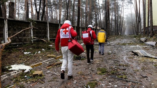 Cruz Roja dice que su equipo está retenido cerca de Mariúpol en Ucrania