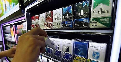 La norma establece una prohibición total de publicidad, promoción y patrocinio de productos de tabaco o sus sucedáneos.