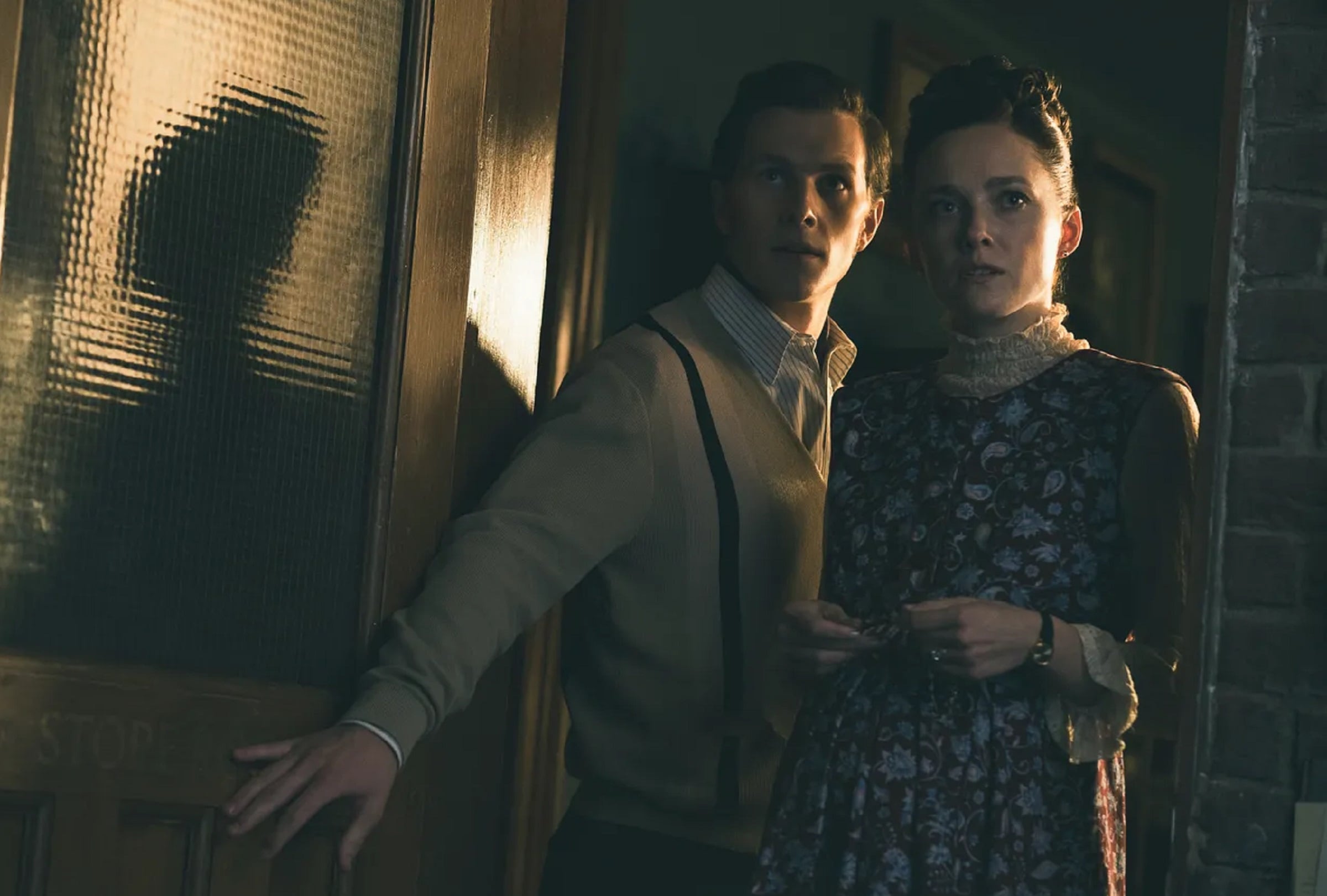 Orion Smith y Madison Lawlor como los jóvenes Ed y Lorraine Warren en la película "El Conjuro 4: Últimos Ritos" (Foto: Warner Bros. Pictures)