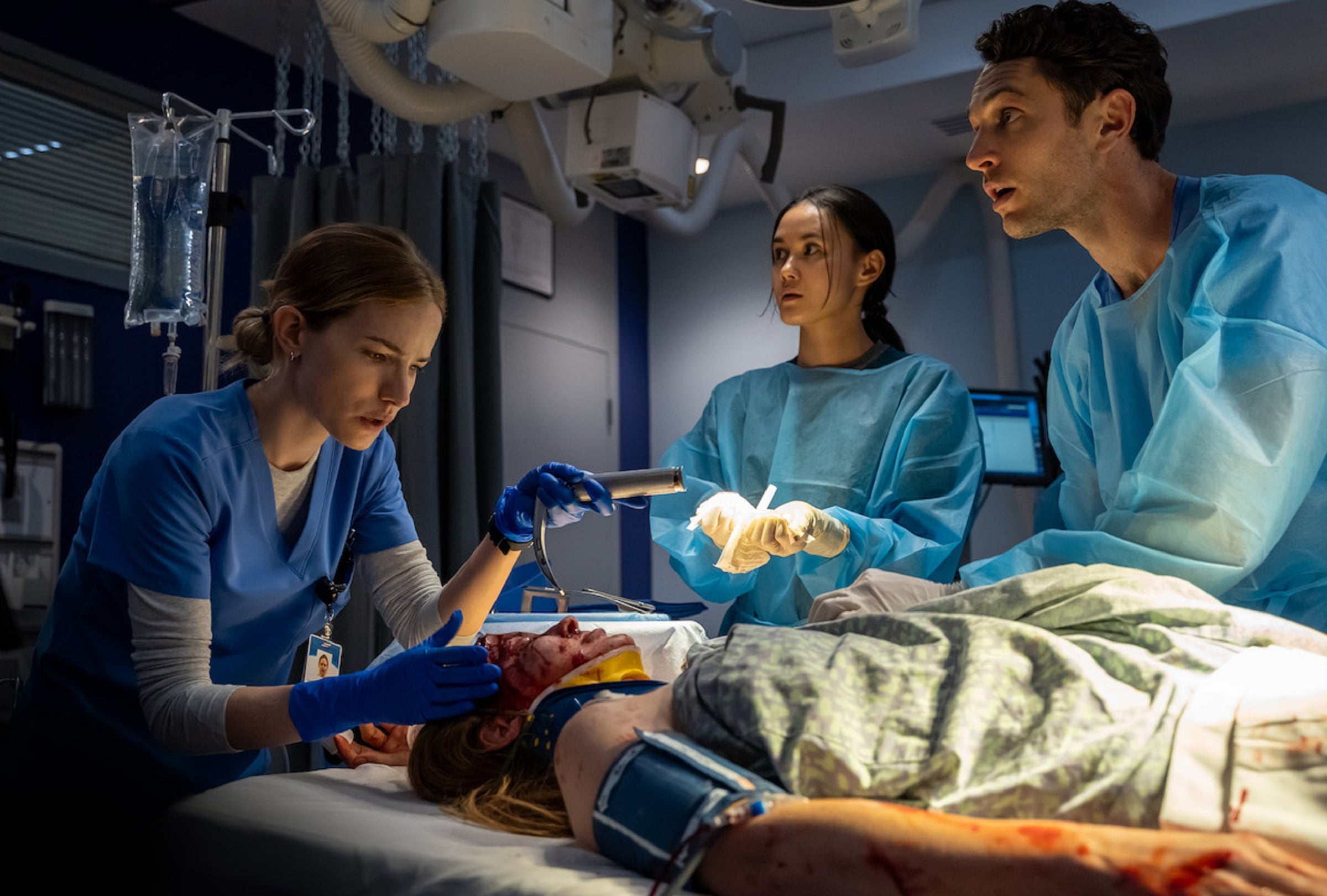 Danny Simms (Willa Fitzgerald) y Xander Phillips (Colin Woodell) deben trabajar juntos durante la tormenta en el drama médico "Pulso" (Foto: Netflix)
