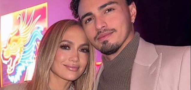 Lo que realmente pasa entre Jennifer Lopez y Tonatiuh Elizarraraz tras su comentada foto juntos