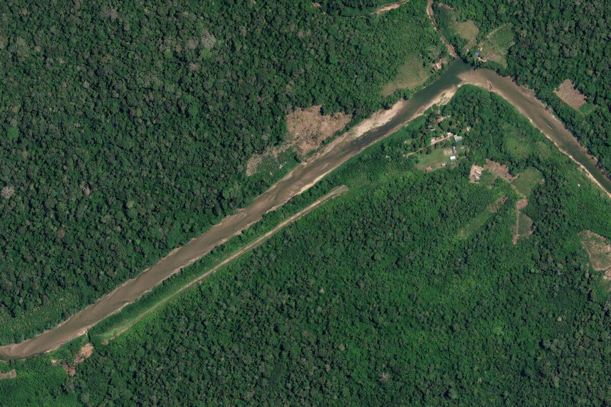 Pista de aterrizaje clandestina detectada en la provincia de Atalaya. Foto: Image ©️ Airbus DS 2023 / produced by Earth Genome.