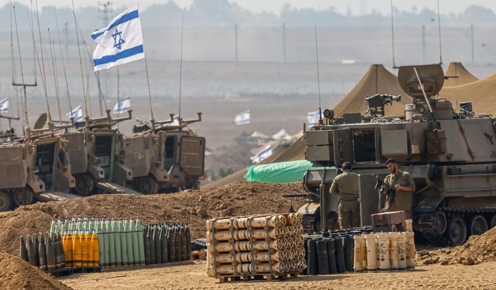 Soldados israelíes se preparan para la ofensiva terrestre en Gaza. (EFE/EPA/HANNIBAL HANSCHKE).