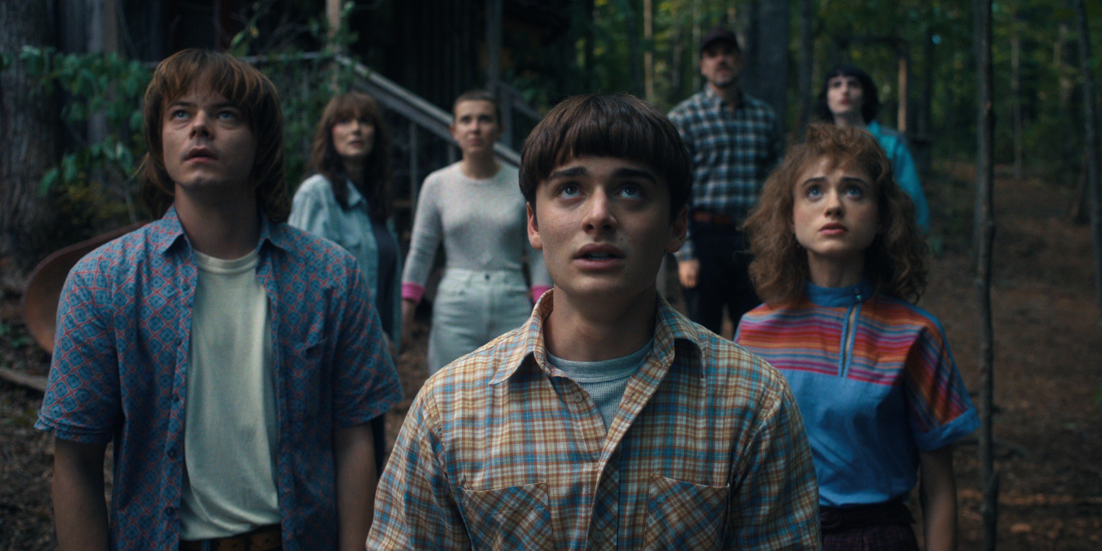 Charlie Heaton (Jonathan Byers) Winona Ryder (Joyce Byers) Millie Bobby Brown (Eleven) Noah Schnapp (Will Byers) David Harbour (Jim Hopper), Natalia Dyer (Nancy Wheeler) y Finn Wolfhard (Mike Wheeler) en una escena de "Stranger Things". (Foto: Netflix)
