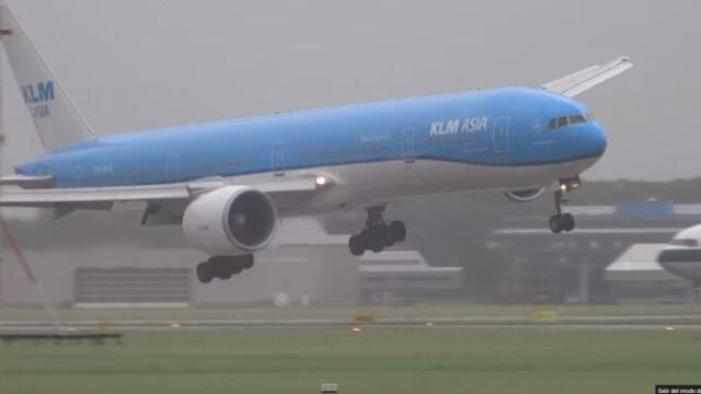 Espectacular aterrizaje de un avión en medio de una tormenta