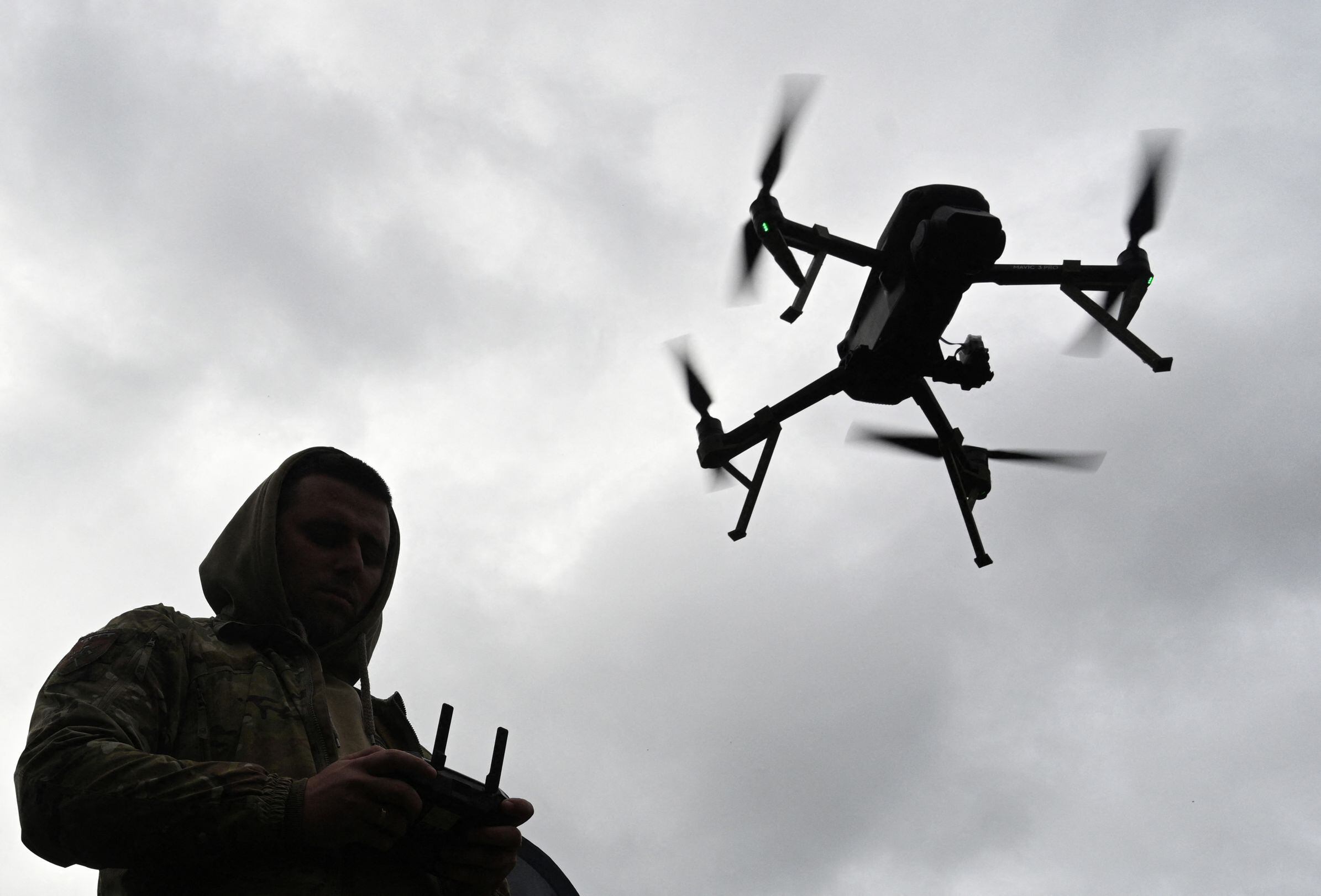 Volar drones sobre infraestructuras críticas ahora puede conllevar prisión. (Foto: AFP)