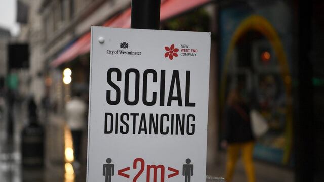 Por qué Estados Unidos considera reducir a un metro la distancia social por el coronavirus