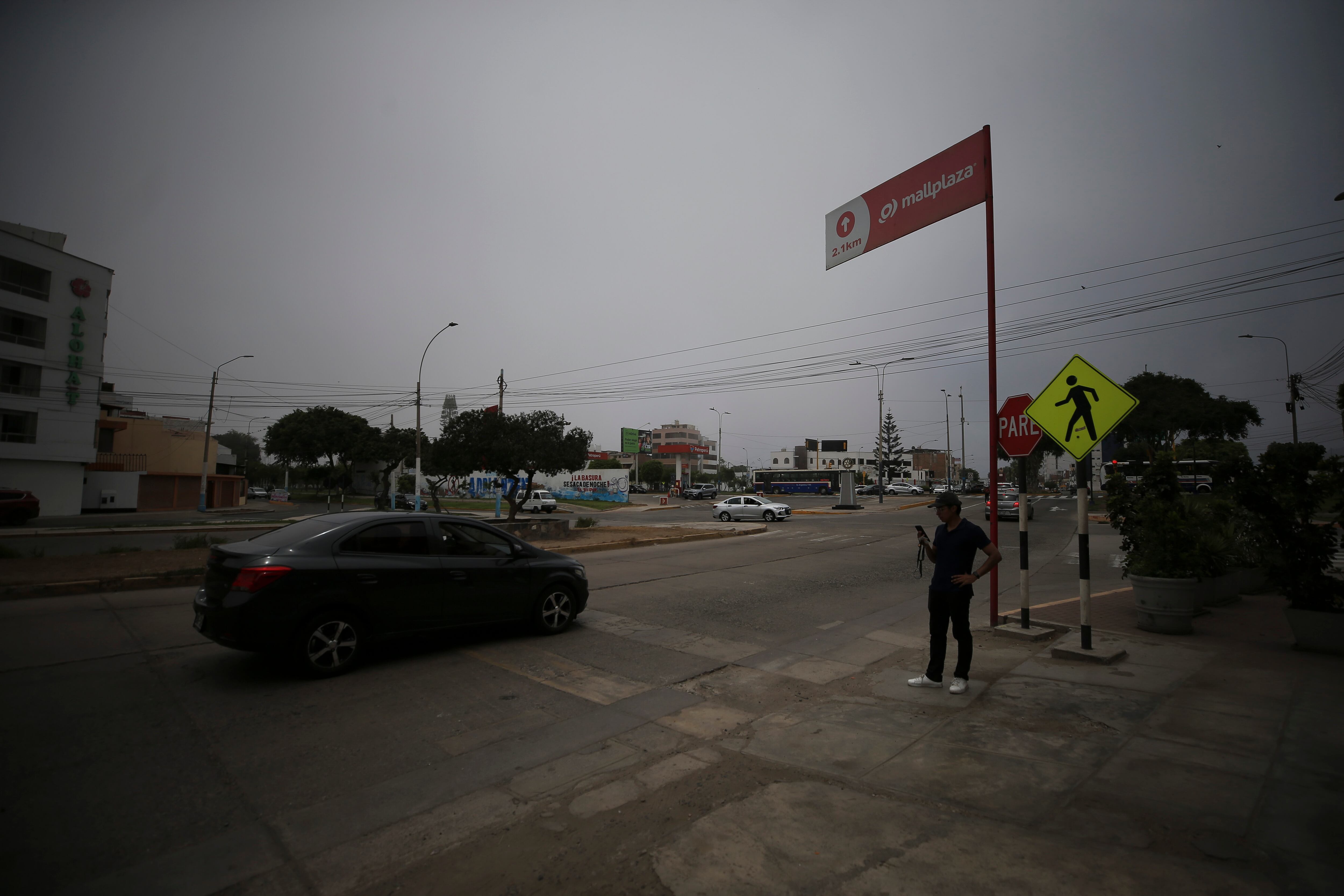 En el cruce de Venezuela con Haya de la Torre no existe señalización de paradero. Foto: César Bueno.