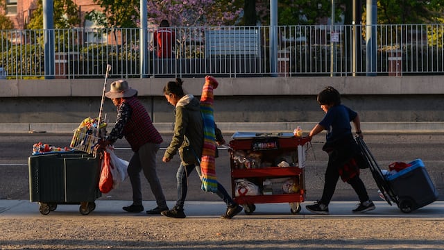 Tarjeta de US$500 llega a vendedores ambulantes afectados por las redadas migratorias en Los Ángeles: cómo acceder a la ayuda